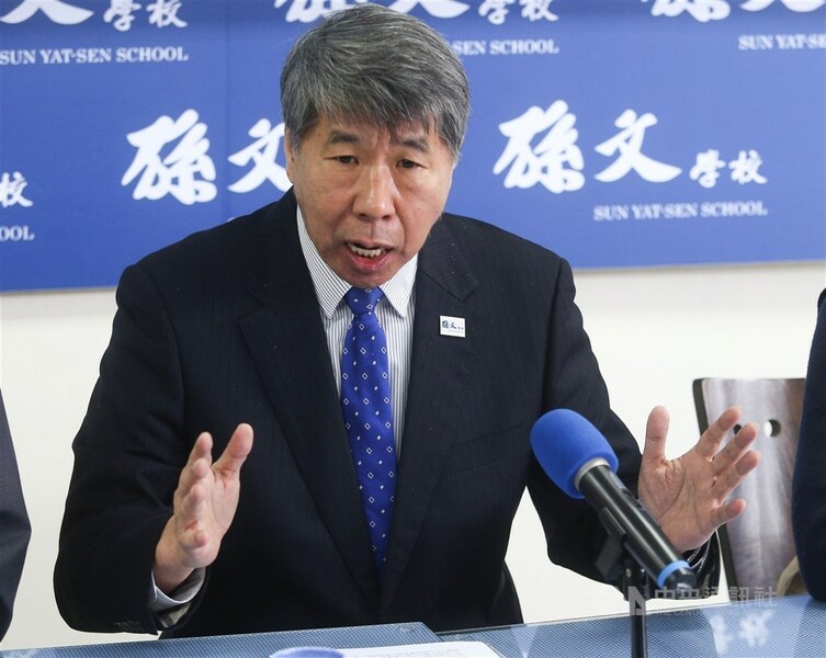 前台大政治系教授張亞中受訪時表示,台灣目前最大的問題是戰爭的陰影揮之不去,導致國際投資出走、移民出國人數增加。(網路截圖)