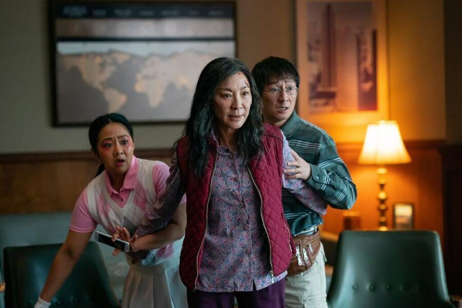 《媽的多重宇宙》奪下包括奧斯卡最佳影片等7項大獎。但台灣演員、國豐實業董事長陶傳正13日卻在臉書感歎「我全看不懂」。(網路截圖)