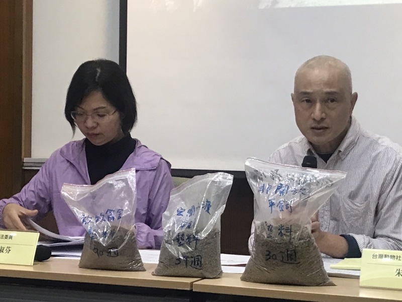 台灣動物社會研究會執行長朱增宏(右)與民進黨立委林淑芬(左)14日於記者會指出,台灣應逐步淘汰格子籠飼養蛋雞的模式。(Photo by 簡嘉佑/台灣醒報)