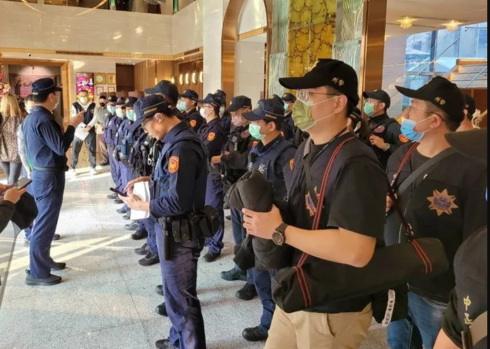 曾在警政單位擔任高管的警官感嘆,過去黑道大哥高調辦出殯儀式,當時警方就拿出硬態度,逐個臨檢,打擊黑道氣焰,治安重點就是「要讓黑道怕警察」。(網路截圖)