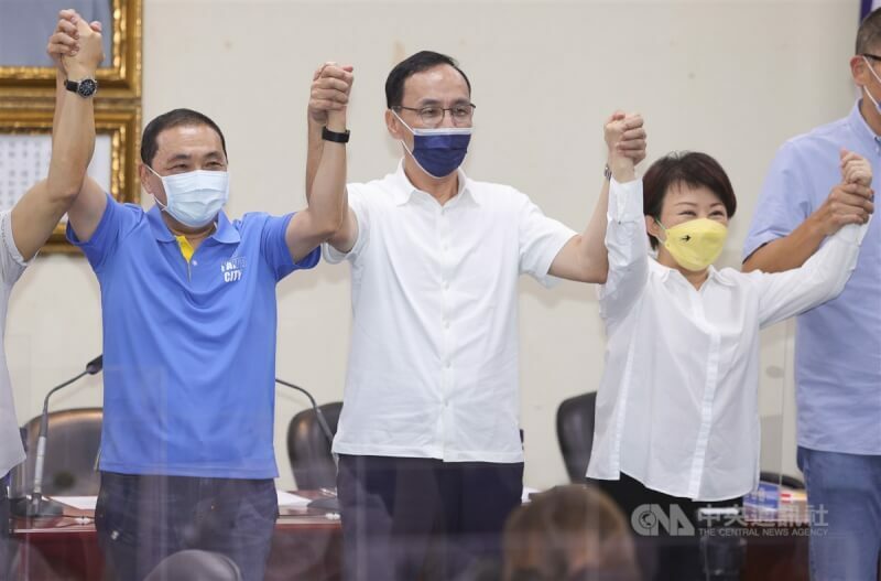 盧秀燕(右)是不是比侯友宜(左)為更適合的總統候選人,可從兩個方向來看。一是,誰的能力或條件更適合擔任總統,其次,誰能打敗賴清德。而後者的考慮恐應更大於前者。(中央社)