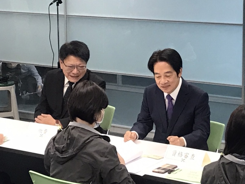 副總統賴清德(右)15日在屏東縣前縣長潘孟安(左)陪同下,親自到中央黨部登記民進黨總統提名初選。(Photo by 簡嘉佑/台灣醒報)