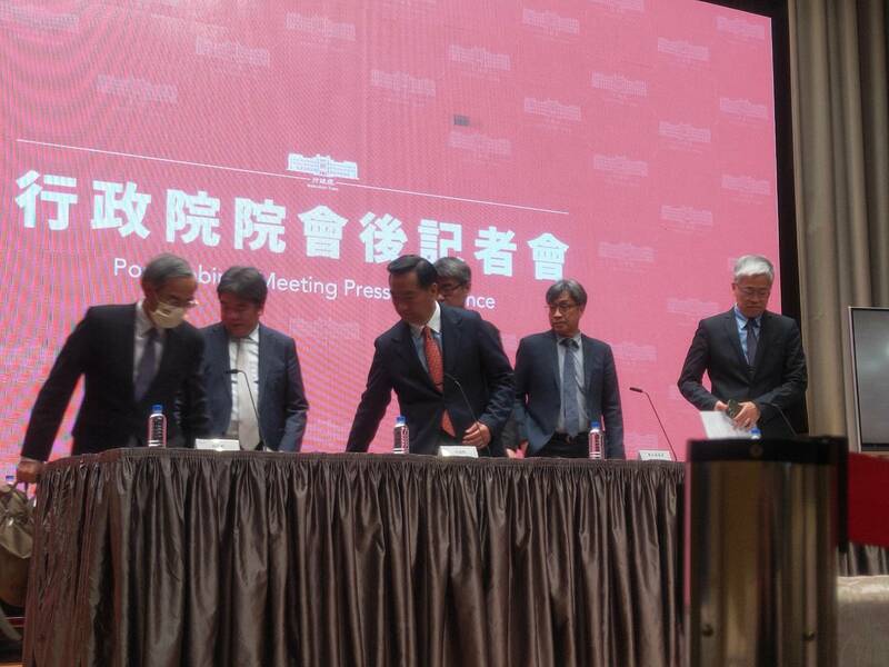 行政院16日公布普發現金的領取方式,需準備好健保卡、身分證與帳戶進行申請。(Photo by 呂翔禾/台灣醒報)
