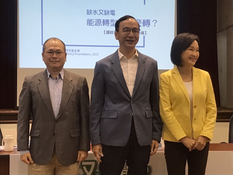 政大經濟學系兼任教授林祖嘉(左起)、國民黨主席朱立倫與國家政策研究基金會智庫執行長柯志恩16日召開記者會表示,台灣綠能進度落後。(Photo by 簡嘉佑/台灣醒報)