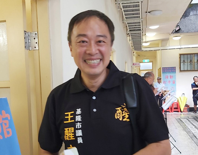 前無黨籍議員王醒之受訪,談及他對謝國樑的側面觀察。(王醒之臉書)