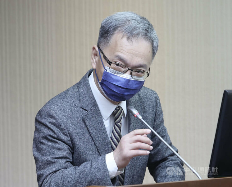 免隔離新制取消視訊看診,恐增加診所的感染風險,衛福部長薛瑞元20日於接受聯訪時說,「這是必須冒的風險,但輕症風險可控制」。(中央社)
