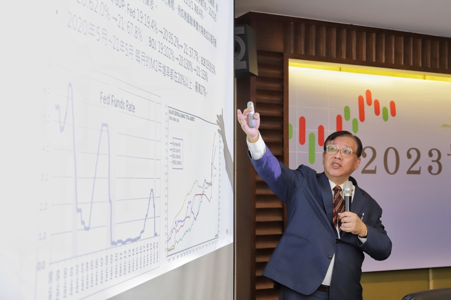 21日的「現代財經論壇」上,專家提醒注意美元走強加政經局勢導致的新興市場與匯率的波動。(現代財經論壇提供)