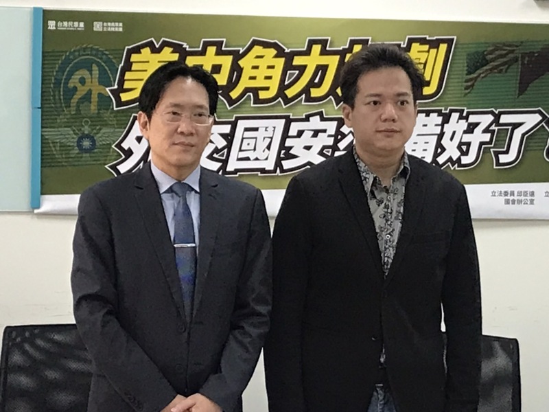 民眾黨立委張其祿(左)、邱臣遠(右)22日召開記者會呼籲,台宏邦交生變,政府應具體檢視外交政策。(Photo by 簡嘉佑/台灣醒報)