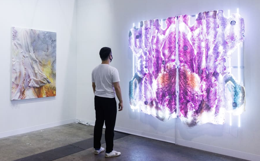 香港巴賽爾藝術展於23日盛大開幕,吸引各國遊客前往參觀。(Art Basel官方網站)