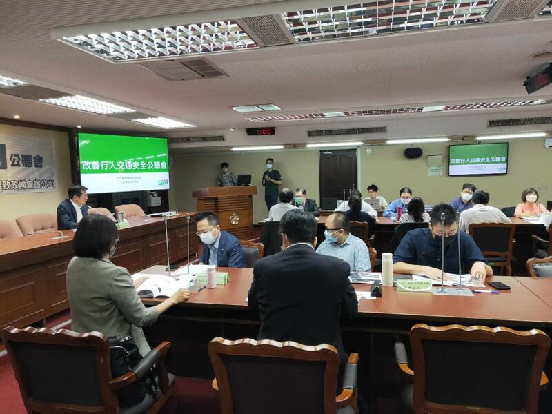 民進黨立委羅致政23日舉行公聽會,邀請官員與專家學者討論如何改善「行人安全」。(Photo by 呂翔禾/台灣醒報)