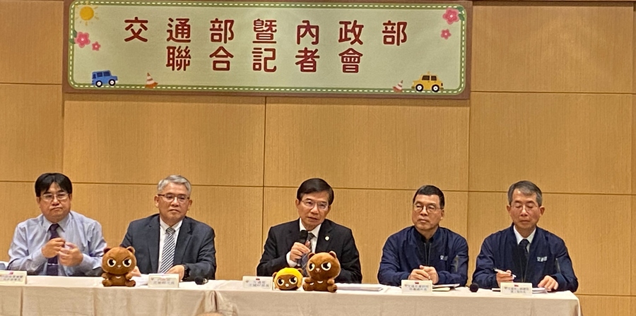 交通部長王國材表示,會以改善人行空間與人車分隔為今年道安主要方向。(Photo by 蔡昀恬/台灣醒報)
