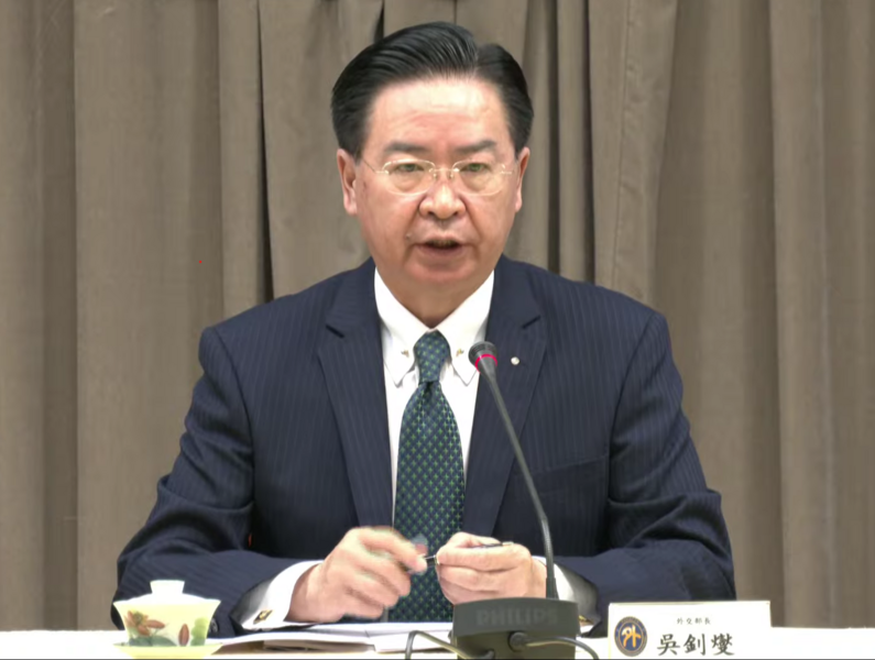外交部部長吳釗燮26日召開記者會表示,宏國總統不顧台灣長年的協助,對中國保持幻想,導致中宏邦交生變。(直播截圖)