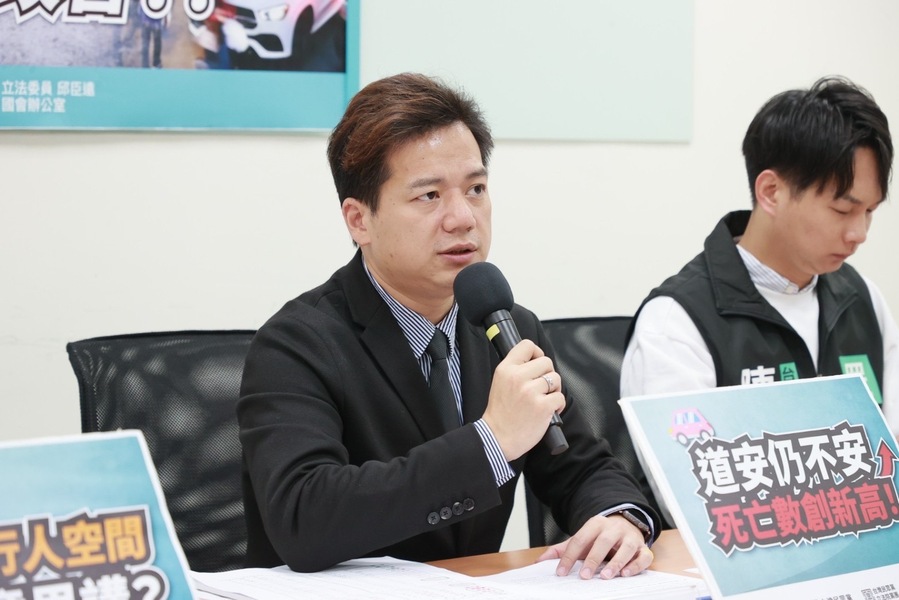 民眾黨立委邱臣遠(左)、民眾黨台北市議員陳宥丞(右)27日於記者會表示,2022年台灣因交通事故發生數與死傷人數都創下新高。(民眾黨提供)