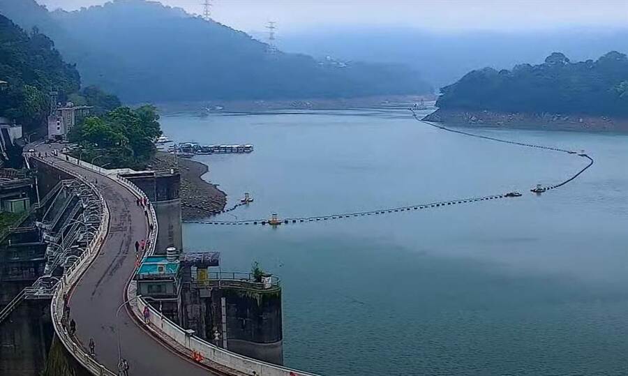 氣象局26日表示,近期東北季風帶來水氣,但降雨集中中部以北,對於南部水情幫助並不大。(網路截圖)