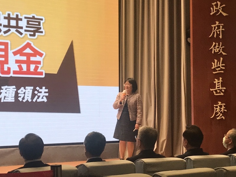 財政部國庫署副署長馬小惠27日表示,普發現金最快4月6日就能入袋。(Photo by 簡嘉佑/台灣醒報)