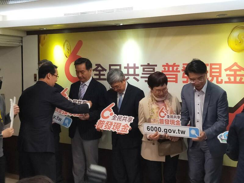 行政院長陳建仁28日視察普發現金客服中心。(Photo by 呂翔禾/台灣醒報)