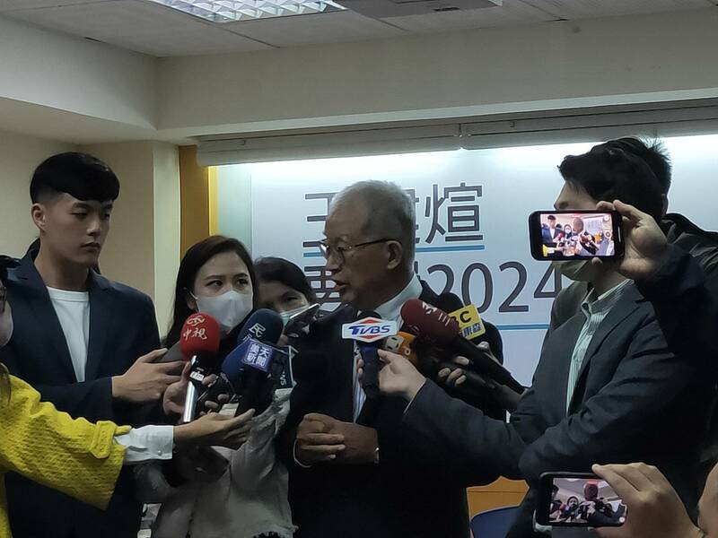 前監察院長王建煊29日宣布參選總統,現場有許多民眾到場支持,王建煊也來者不拒,親切與支持者合影。(Photo by 呂翔禾/台灣醒報)