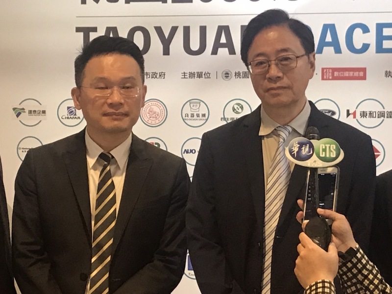 桃園市長張善政(右)29日淨零減碳大會表示,2030年前要全面推動公共載具與至少3成私有交通工具電動化。(Photo by 簡嘉佑/台灣醒報)