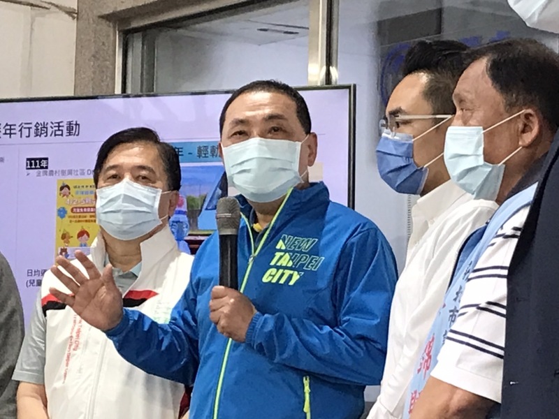 新北市長侯友宜(右二)5日慰勞大眾運輸輪值基層。(Photo by 簡嘉佑/台灣醒報)
