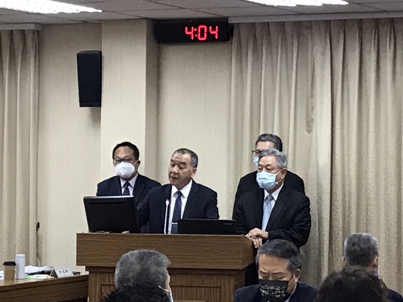 中國近期在台灣海峽發起巡航,國防部長邱國正(右二)回應說,一旦艦船越過中線就會抵擋,進行必要的驅離。(Photo by 簡嘉佑/台灣醒報)