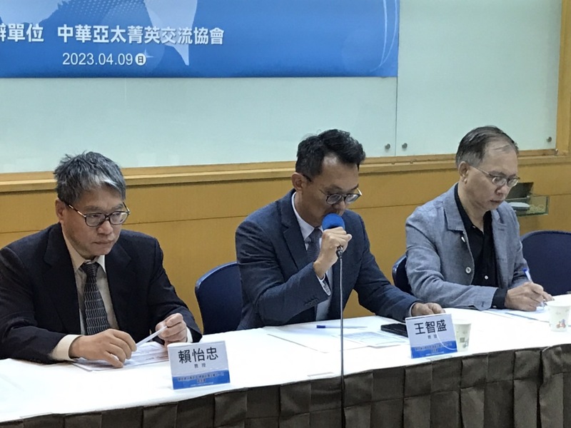 台灣智庫諮詢委員賴怡忠(左起)、中華亞太菁英交流協會祕書長王智盛與台灣智庫諮詢委員董立文9日點評「雙英出訪」。(Photo by簡嘉佑/台灣醒報)