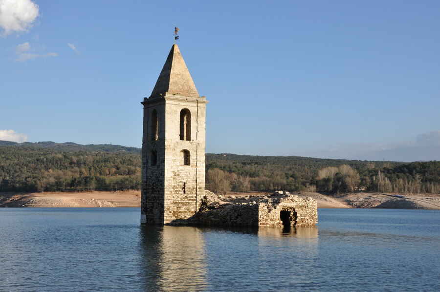 這座原本被水庫淹沒的教堂建於11世紀。(Photo Josep Bracons on Flickr used under Creative Commons license)