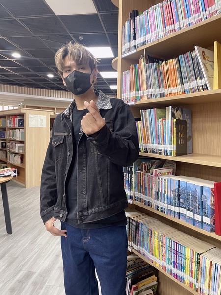 歌手陳零九10日至建成國中分享到,過去於線上遊戲上交友的經驗,並呼籲學童不要因為情緒壓力就誤觸網路交友。(主辦單位提供)