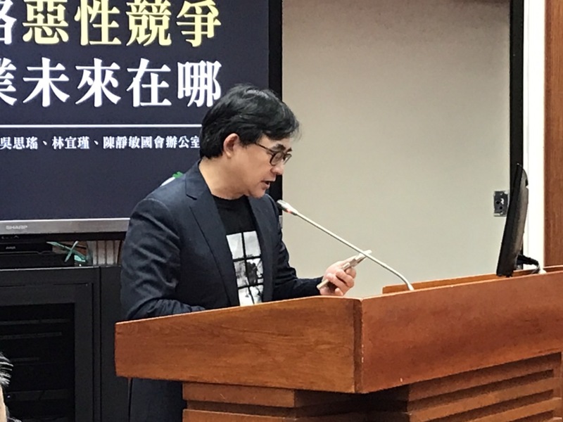 電商為了賣書陷入折扣戰,獨立出版聯盟理事劉定綱11日呼籲,政府應訂定兩年內新書折扣不可低於8折。(Photo by 簡嘉佑/台灣醒報)