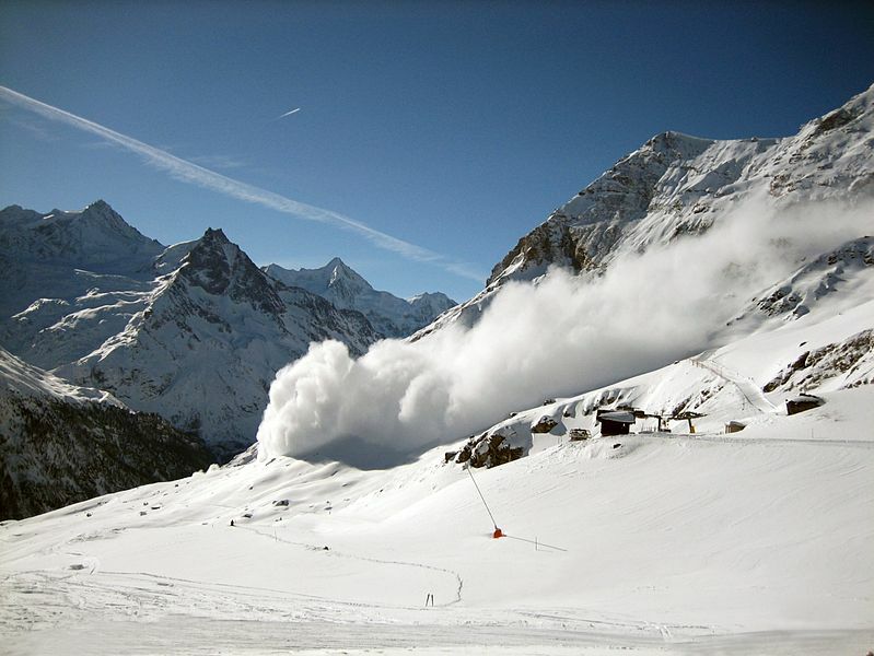 近日阿爾卑斯山發生大型雪崩,造成6人死亡,且隨著天氣異常,雪崩意外風險愈來愈高。(Photo on WikiCommons)