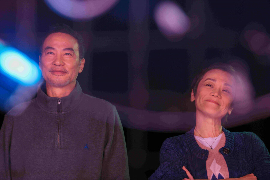 女主角(張艾嘉飾)懷念已逝的丈夫霓虹燈師傅(任達華飾),再造了一個巨大美麗的霓虹燈招牌。(電影劇照)