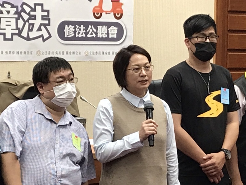 民眾黨立委賴香伶(中)14日於公聽會指出,目前我國已有超過14萬名外送員,但外送員身分仍不明、勞權不受保障,呼籲訂定外送專法。(Photo by 簡嘉佑/台灣醒報)