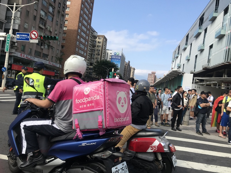 陽交大科技法律學院副教授邱羽凡14日於公聽會說,台灣的外送員就是勞工,立法就是為了要解決的這個爭議。(網路截圖)