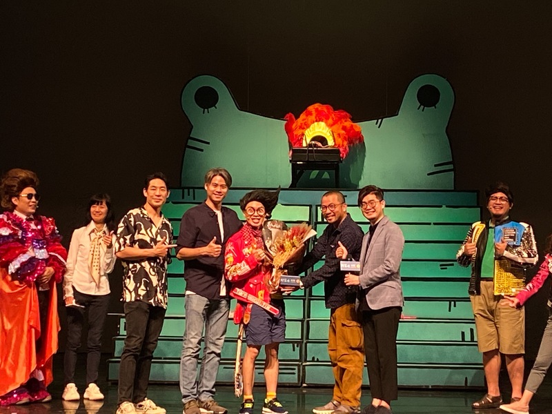 記者會現場也邀請藝人藍軍天、吳定謙到場送上大麥花束,期許票房大賣!(Photo by 蔡昀恬/台灣醒報)