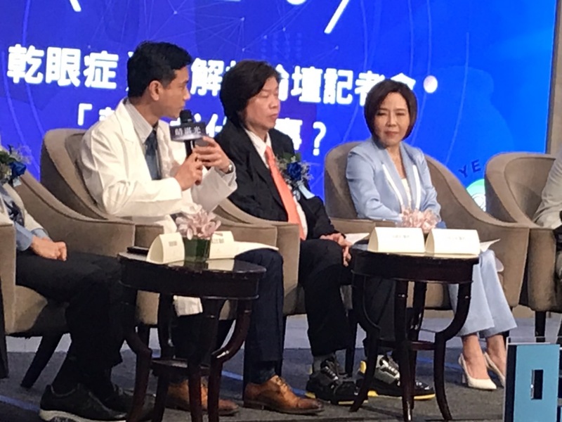醫師們與藝人于美人(右)16日指出,乾眼症會有包括眼睛癢、有異物感,或對光線敏感等症狀。(Photo by簡嘉佑/台灣醒報)