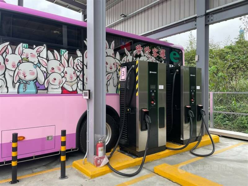 國發會17日審議通過「2030年客運車輛電動化推動計畫草案」,估計畫經費約643億元。圖為台北市電動巴士快充站。(中央社)