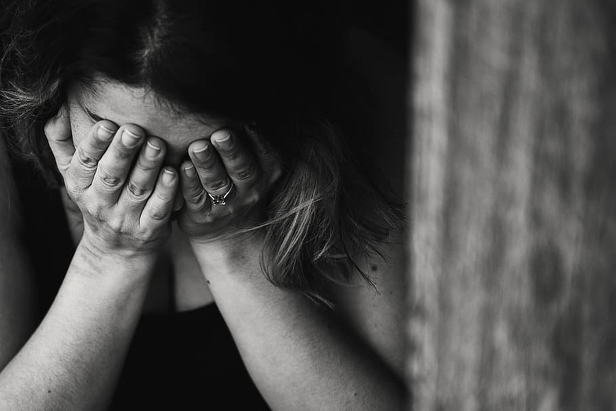 美國調查有60%陷入焦慮者為女性,因為疫情與社交媒體導致焦慮感提升。(Wallpaper Flare)