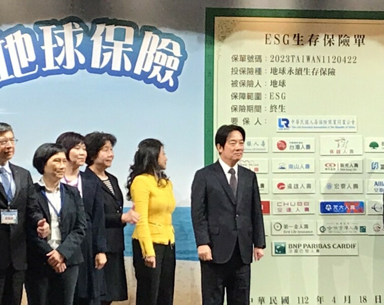 副總統賴清德(右一)18日出席「壽險業接力淨灘活動」。(Photo by 簡嘉佑/台灣醒報)