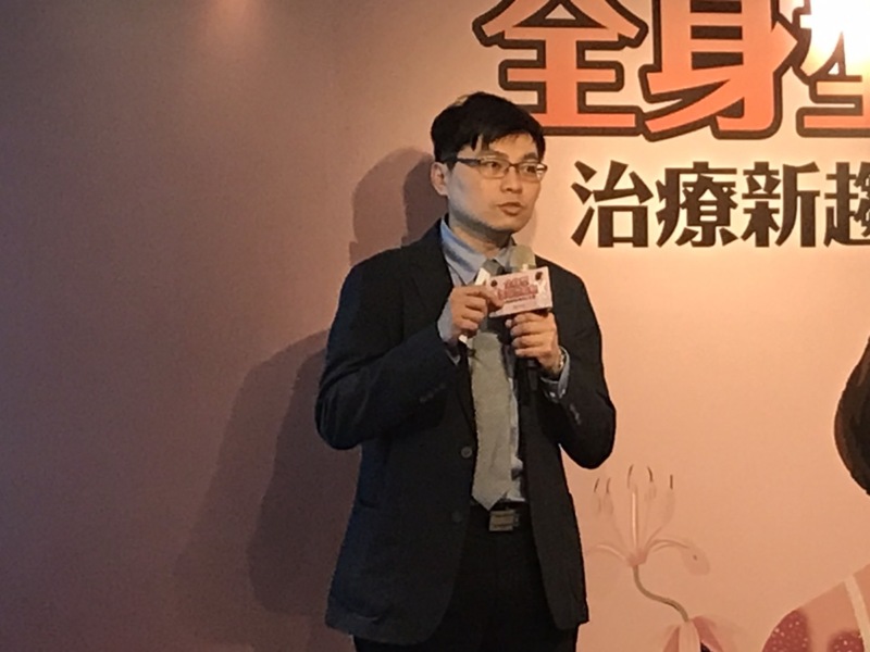 皮膚科醫師陳俊賓20日呼籲,全身型膿疱性乾癬有膿疱、紅斑、皮屑、發燒、疲倦與疼痛等六大症狀,應儘速前往皮膚科診療。(Photo by 簡嘉佑/台灣醒報)