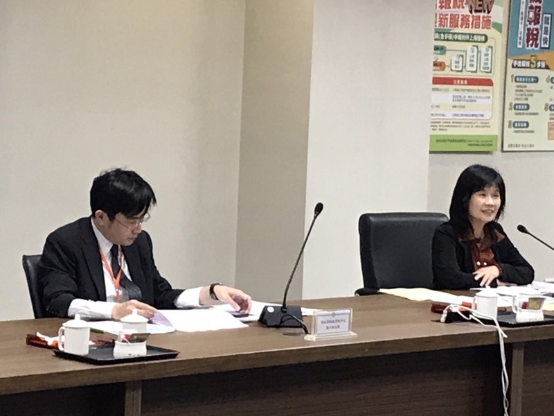 賦稅署署長宋秀玲(右)20日表示,此次增加手機報稅兩項新功能:「現金繳稅」與「申請延期或分期」。(Photo by簡嘉佑/台灣醒報)