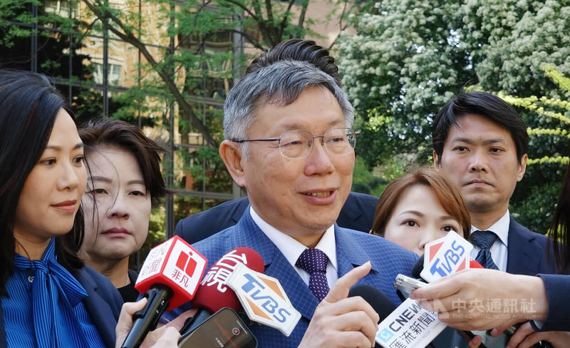 廖達琪教授受訪時分析,柯P的基本盤其實是45歲以下的厭倦藍綠鬥爭的中間選民,這些票源幾乎不可能投給藍營。圖為柯文哲19日拜會美國在台協會華盛頓總部。(中央社)