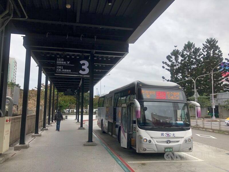 公路總局23日表示,已建議交通部採政府補貼票價差額的方式,也就是運價調漲,但民眾票價凍漲,最後還要看交通部決議。(中央社)