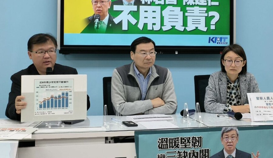 國民黨副秘書長吳怡玎(圖右)、立委李德維(圖左)以及總召曾銘宗。(Photo by 國民黨團臉書直播。)