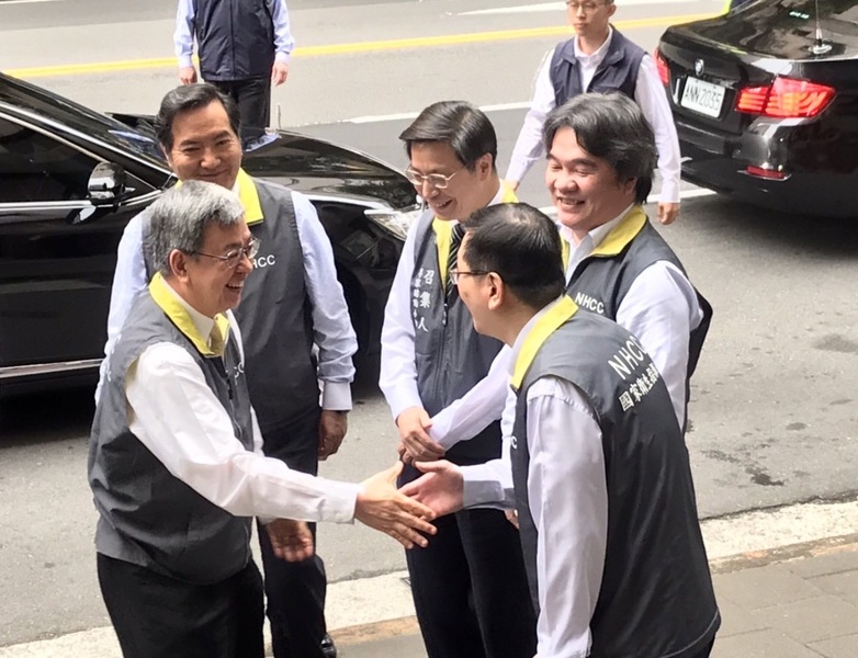 行政院長陳建仁(左前)25日至指揮中心視察,指揮中心官員到門口迎接院長。(Photo by 簡嘉佑/台灣醒報)