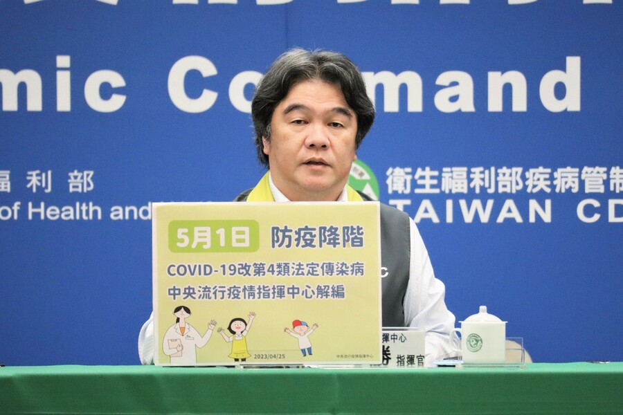 指揮中心指揮官王必勝25日表示,5月1日指揮中心解編,但公費疫苗、抗病毒口服藥物的制度將持續。(指揮中心提供)