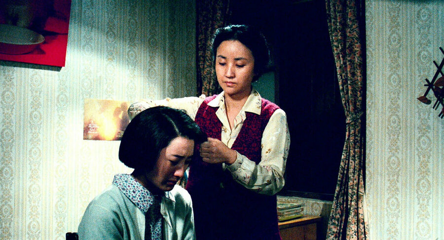 演員陳秋燕(右)和蘇明明(左)在經典國片「油麻菜籽」飾演母女,片中陳秋燕為了讓女兒專心念書,拿剪刀把蘇明明的秀髮剪成狗啃。(海鵬影業提供)