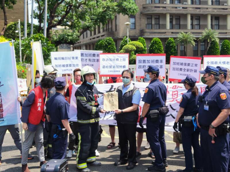 工時改革聯盟1日於行政院大門口抗議,呼籲加班費全薪、費率比照勞基法與取消支領上限。(Photo by 呂翔禾/台灣醒報)