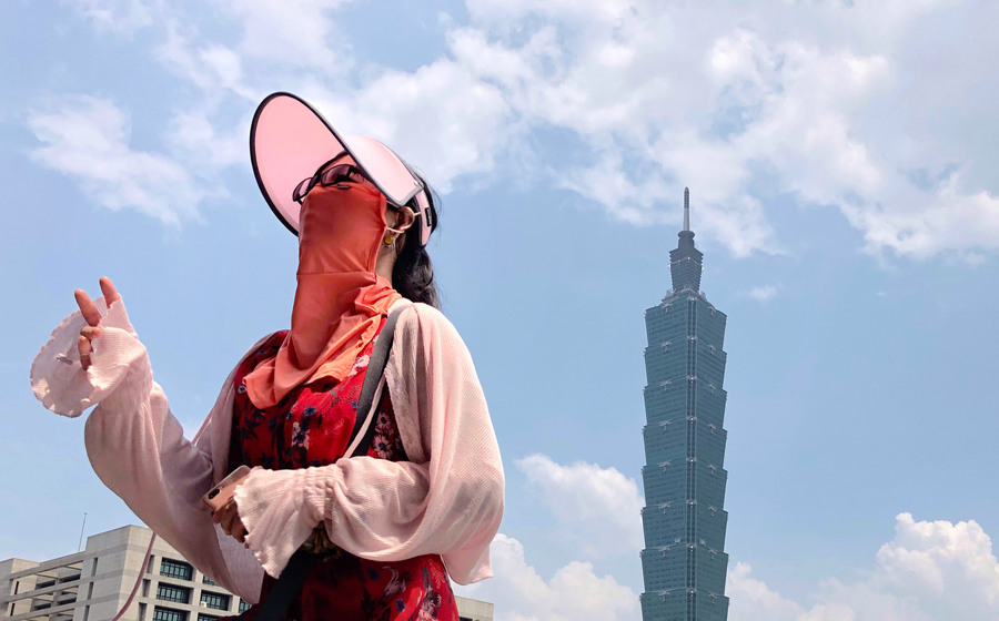 中央大學大氣科學系兼任副教授吳德榮表示,台灣自3日起都是晴朗的好天氣,要注意白天熱如盛夏,民眾應注意防曬。(中央社)