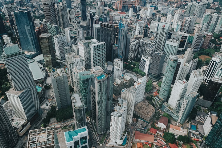 包括加拿大、日本、柏林與英國等國家,都已落實或正在研議強制建物在屋頂裝設太陽能板。(網路截圖)