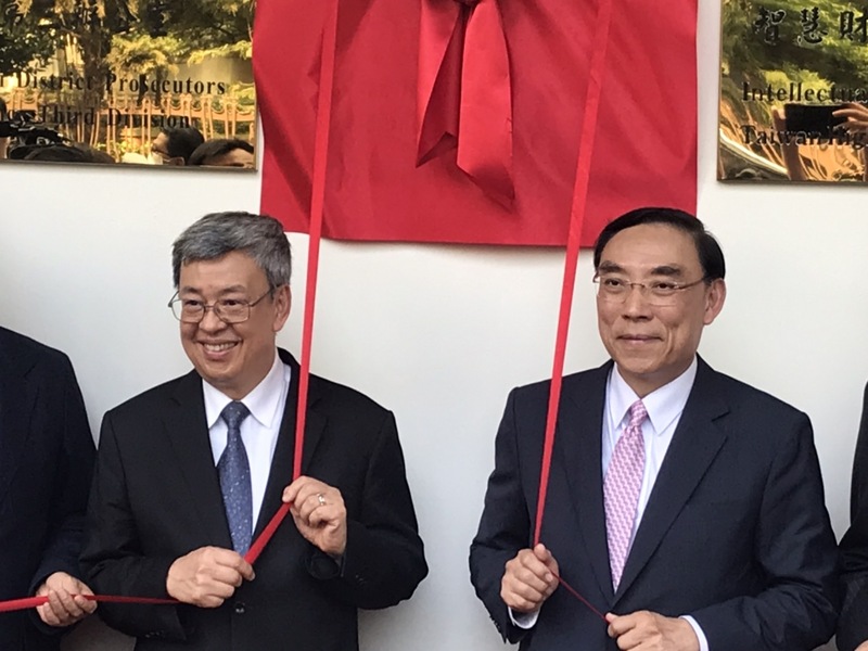 台檢署「查緝詐欺及資通犯罪督導中心」3日揭牌,行政院長陳建仁(左)、法務部長蔡清祥(右)都到場致詞。(Photo by 簡嘉佑/台灣醒報)