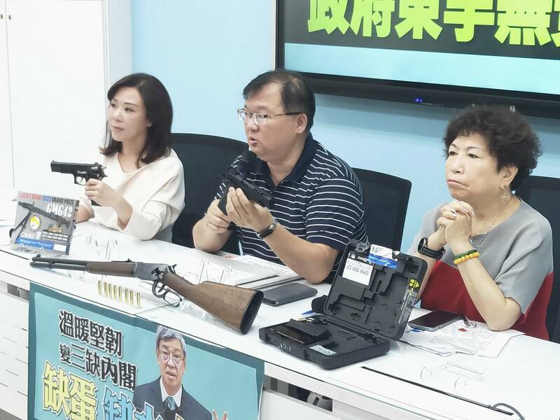 國民黨立院黨團4日召開記者會,呼籲政府擴大管制改造槍枝。(Photo by 呂翔禾/台灣醒報)
